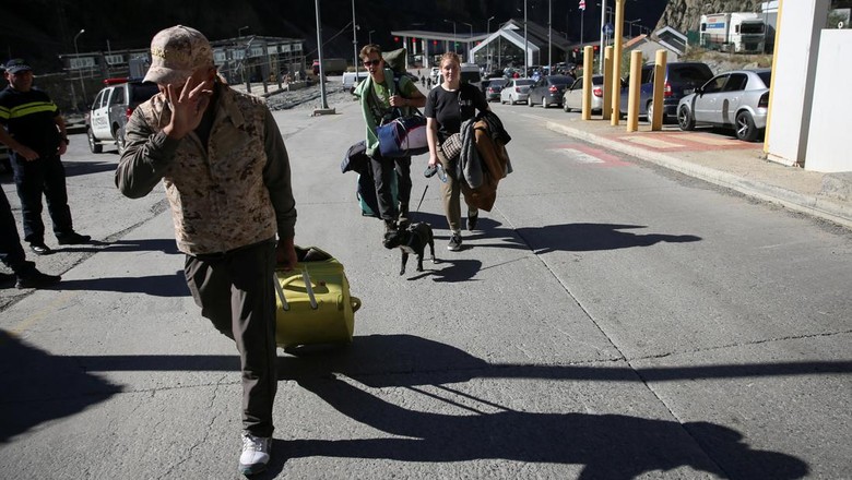 Travellers from Russia cross the border to Georgia at the Zemo Larsi/Verkhny Lars station, Georgia September 26, 2022. REUTERS/Irakli Gedenidze