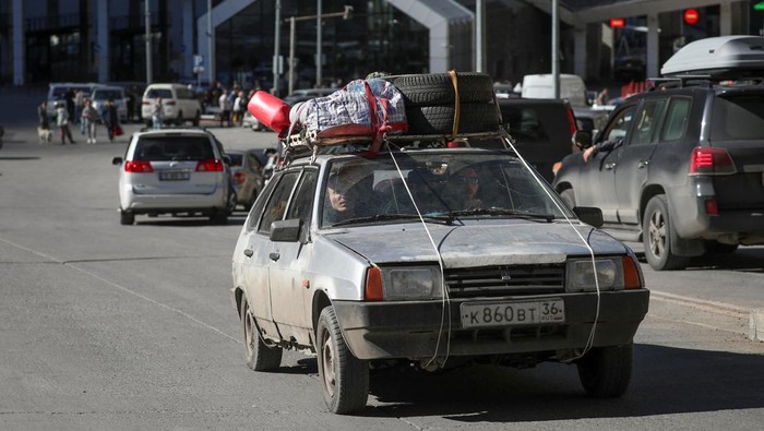 Potret Warga Rusia Kabur ke Georgia Demi Hindari Wamil Travellers from Russia cross the border to Georgia at the Zemo Larsi/Verkhny Lars station, Georgia September 26, 2022. REUTERS/Irakli Gedenidze