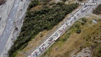 Rekaman drone menunjukkan antrian panjang kendaraan dalam perjalanan keluar dari Rusia di perbatasannya dengan Georgia, di Verkhny Lars, Rusia. (The Insider/Reuters)