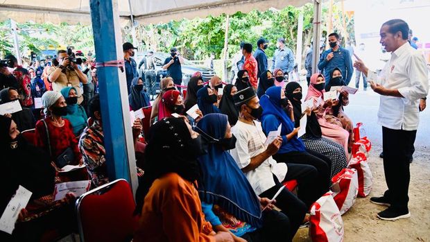 Presiden Joko Widodo menyerahkan langsung pembagian BLT BBM di Kabupaten Buton Selatan, Provinsi Sulawesi Tenggara, pada Selasa sore, 27 September 2022. (Foto: Laily Rachev - Biro Pers Sekretariat Presiden)