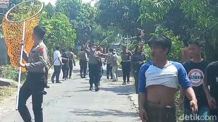 Pria diduga ODGJ di Pasuruan mengamuk dengan membawa celurit