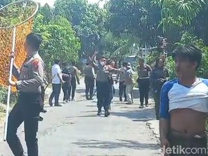 Pria Ngamuk Disebut ODGJ Bawa Celurit-Sekap Ibunya Residivis Narkoba-Pencurian