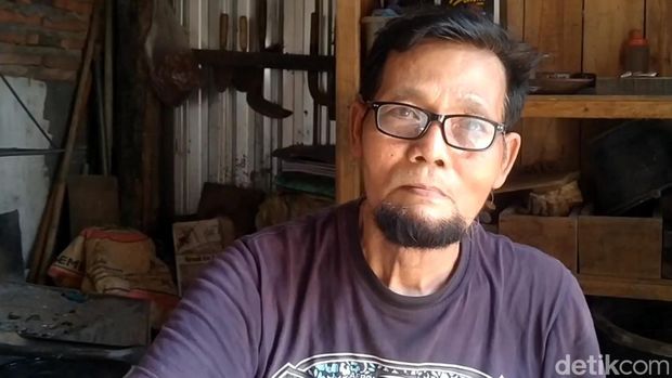 Produksi canting di rumah Amat Catari (67), salah satu perajin canting tertua di Kota Pekalongan. Foto diambil Selasa (27/9/2022).