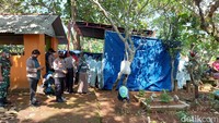 Summy menerangkan penyebab kematian korban adalah kekerasan tumpul yang mengenai kepala serta adanya patah tulang kepala bagian bawah yang mengakibatkan pendarahan sehingga korban meninggal. Setelah diautopsi, jenasah korban kembali dimakamkan. Foto: Saktyo Dimas R/detikJateng Foto: Saktyo Dimas R/detikJateng