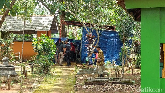 Proses autopsi korban penganiayaan di TPU TPU Kyai Genthawur, Desa Boja, Kendal (27/9/2022).