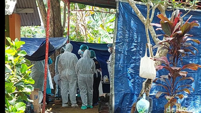 Proses autopsi korban penganiayaan di TPU TPU Kyai Genthawur, Desa Boja, Kendal (27/9/2022).