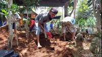 Autopsi yang digelar di TPU Kyai Genthawur, Desa Boja, Kendal, ini berlangsung kurang lebih satu jam. Foto: Saktyo Dimas R/detikJateng