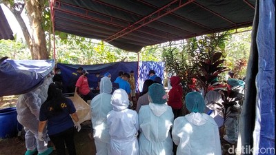 Suasana Autopsi Korban Penganiayaan Ojol Semarang di TPU Genthawur Kendal