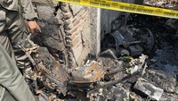 Tepat di lokasi asal terjadinya kebakaran, pada bagian samping bangunan terlihat rangka kompor dan dandang bubur yang terbakar. Terlihat rangka motor hangus (Silvia Ng/detikcom)