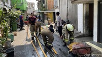 Kebakaran dilaporkan terjadi pukul 04.45 WIB. Petugas pemadam telah berada di lokasi tiga menit kemudian, atau pukul 04.48 WIB. Sekitar pukul 10.00 WIB, petugas masih melakukan pendinginan di lokasi untuk mencegah api menyala kembali (Silvia Ng/detikcom)