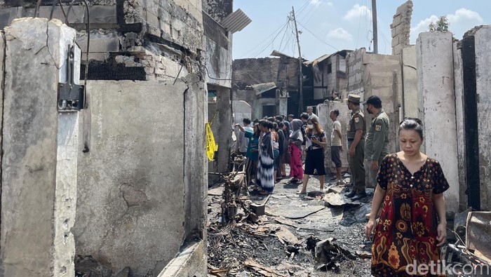 Puluhan rumah warga semipermanen di Menteng, Jakpus ludes terbakar. Kerugian akibat kebakaran ini diperkirakan mencapai Rp 2,5 miliar (Silvia Ng/detikcom) Puluhan rumah warga semipermanen di Menteng, Jakpus ludes terbakar. Kerugian akibat kebakaran ini diperkirakan mencapai Rp 2,5 miliar (Silvia Ng/detikcom)