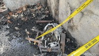 Ketu RT menuturkan api pertama kali muncul dari kompor gas pedagang bubur yang berada di pemukiman warga tersebut (Silvia Ng/detikcom)