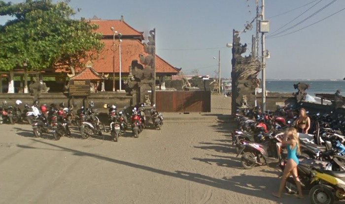 Pura Batu Bolong di Canggu bersebelahan dengan bar