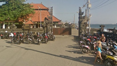 Pura Batu Bolong di Canggu bersebelahan dengan bar
