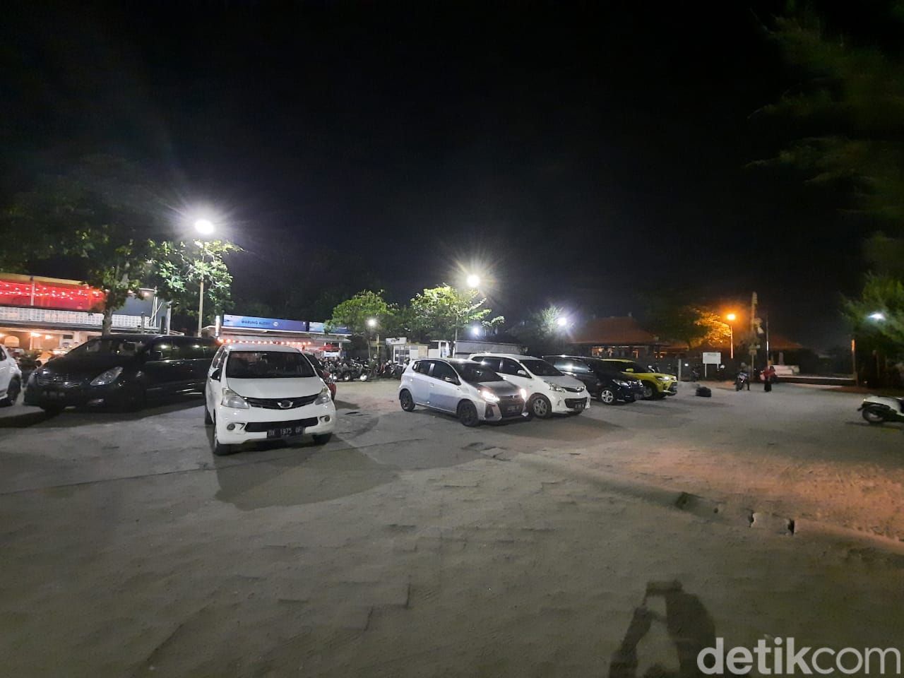 Pura Batu Bolong di Canggu bersebelahan dengan bar