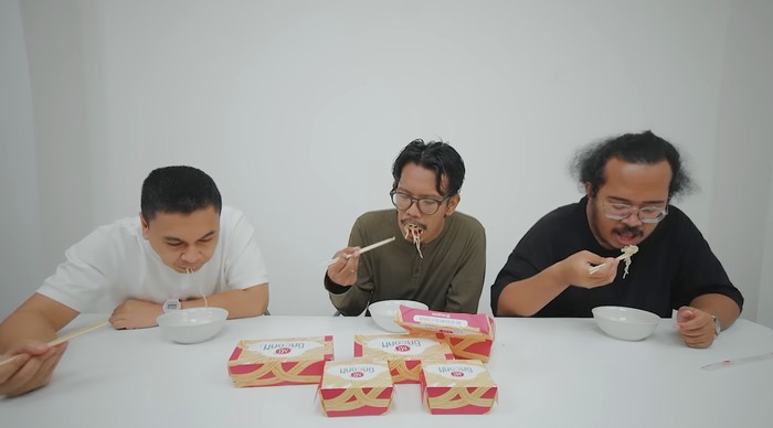 Raditya Dika Pertama Kali Cicip Mie Gacoan: Lihat Cabenya Aja Gue Lemes!