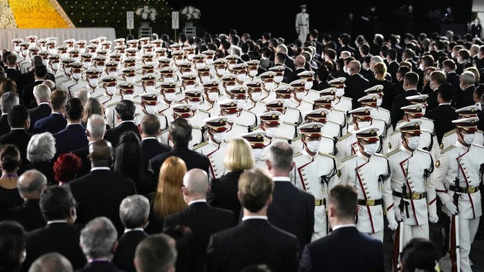 Rangkaian Prosesi Pemakaman Kenegaraan Shinzo Abe Pemakaman kenegaraan untuk mantan PM Jepang Shinzo Abe digelar hari ini. Dalam seremoni kenegaraan ini, abu jenazah Abe dibawa ke lokasi Nippon Budokan Hall.