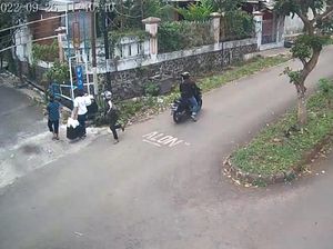 Aksi Pemotor Berboncengan Jambret Emak-emak di Malang Terekam CCTV