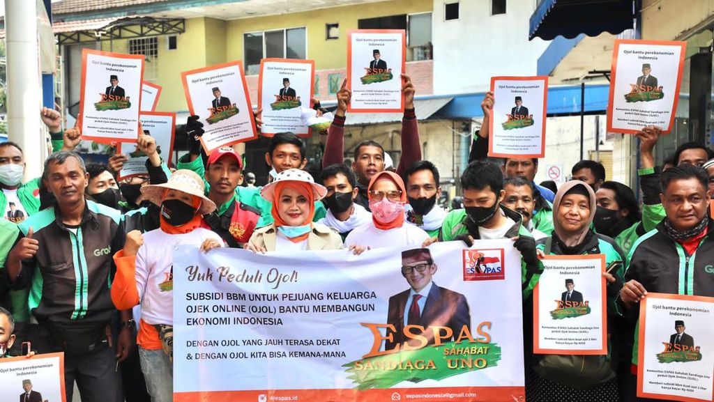 Relawan Sandiaga Uno Bagikan Voucher BBM Murah ke Ojol di Cibubur