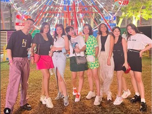 Titi Kamal Bareng Geng Artis Nonton Konser Musik WTF 2022, Gayanya Bak ABG