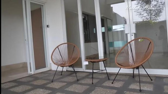 Bukan pemberian mantan suaminya, Sule, rumah tersebut dibelinya dari hasil kerja kerasnya sebagai DJ dan artis. Nathalie Holscher enggan merinci harga rumah tersebut. Namun, ia tak membantah bahwa harganya tak murah. Ya lumayan menipis ya kantong, kata dia. (Foto: YouTube/Nathalie Holscher)