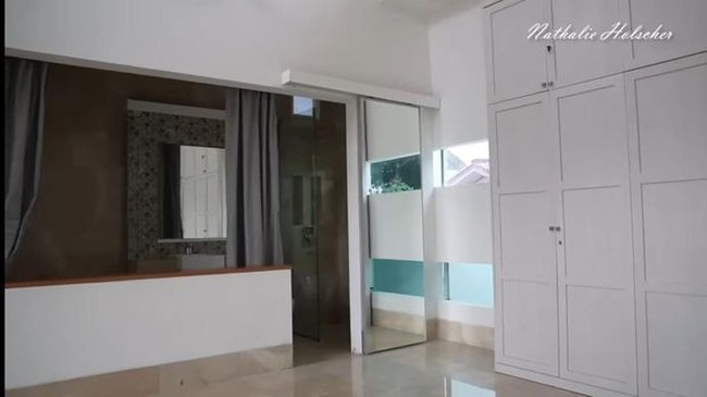 Ruangan yanga akan menjadi kamar Nathalie Holscher. Di dalamnya juga sudah dilengkapi kamar mandi yang berkonsep terbuka. (Foto: YouTube/Nathalie Holscher)