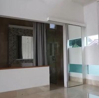 Ruangan yanga akan menjadi kamar Nathalie Holscher. Di dalamnya juga sudah dilengkapi kamar mandi yang berkonsep terbuka. (Foto: YouTube/Nathalie Holscher)