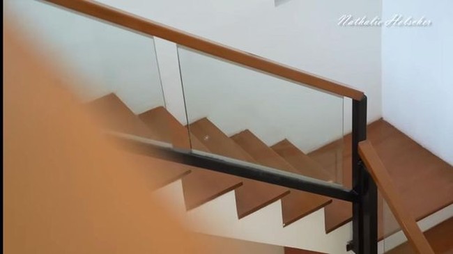 Anak tangga dilapisi kayu yang menciptakan atmosfer hangat sehingga rumah Nathalie Holscher tak terasa monoton. (Foto: YouTube/Nathalie Holscher)