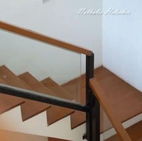 Anak tangga dilapisi kayu yang menciptakan atmosfer hangat sehingga rumah Nathalie Holscher tak terasa monoton. (Foto: YouTube/Nathalie Holscher)