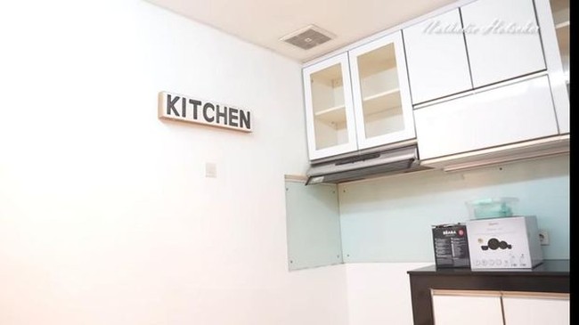 Dapur juga hadir dengan warna putih sudah dilengkapi kitchen set. Ia akan segara mengisinya dengan berbagai peralatan dapur. (Foto: YouTube/Nathalie Holscher)