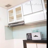 Dapur juga hadir dengan warna putih sudah dilengkapi kitchen set. Ia akan segara mengisinya dengan berbagai peralatan dapur. (Foto: YouTube/Nathalie Holscher)