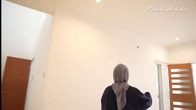 Tak neko-neko, Nathalie Holscher memilih warna-warna metral untuk huniannya .Putih menjadi salah satu warna yang mendominasi huniannya. (Foto: YouTube/Nathalie Holscher)