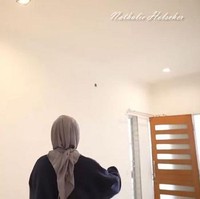 Tak neko-neko, Nathalie Holscher memilih warna-warna metral untuk huniannya .Putih menjadi salah satu warna yang mendominasi huniannya. (Foto: YouTube/Nathalie Holscher)