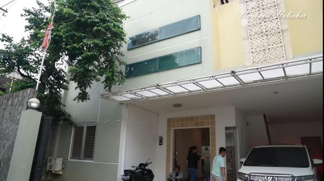 Inilah tampak depan rumah baru Nathalie Holscher yang akan ditempatinya. Dari eksterior, rumah tersebut hadir dalam gaya minimalis modern. (Foto: YouTube/Nathalie Holscher)