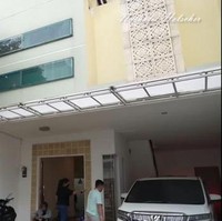 Inilah tampak depan rumah baru Nathalie Holscher yang akan ditempatinya. Dari eksterior, rumah tersebut hadir dalam gaya minimalis modern. (Foto: YouTube/Nathalie Holscher)