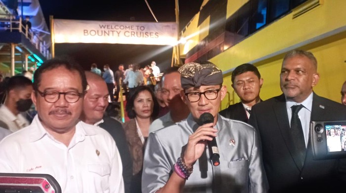Menparekraf Sandiaga Salahuddin Uno memberikan keterangan pers usai merayakan World Tourism Day celebration di Bounty Cruise, Denpasar, Selasa (27/9/2022).