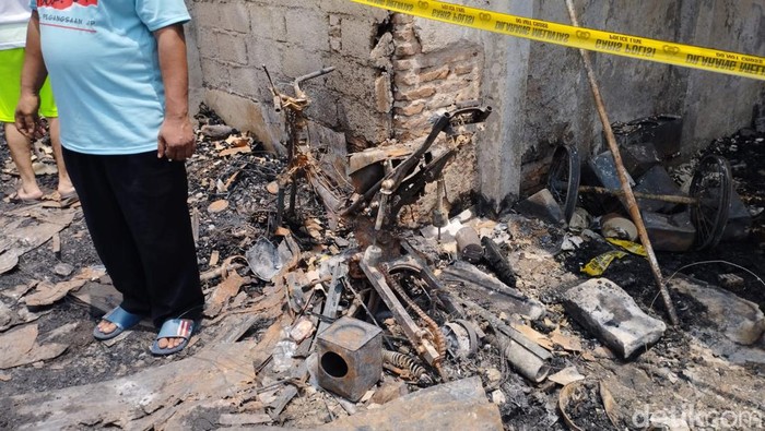 Sekitar 30 rumah semipermanen di Cikini, Menteng, Jakpus, hangus terbakar. Kerugian diperkirakan mencapai Rp 2,5 miliar (Brigitta Belia/detikcom) Sekitar 30 rumah semipermanen di Cikini, Menteng, Jakpus, hangus terbakar. Kerugian diperkirakan mencapai Rp 2,5 miliar (Brigitta Belia/detikcom)