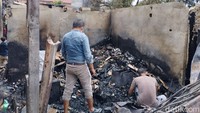 Sejumlah warga yang mencari barang-barang masih layak pakai di lokasi kejadian (Brigitta Belia/detikcom)