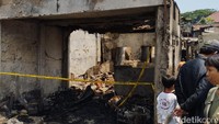Pantauan detikcom di lokasi, masih terlihat kepulan asap kecil yang keluar dari beberapa bangunan yang terbakar (Brigitta Belia/detikcom)