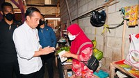 Jokowi menyapa sekaligus memberikan bantuan sosial kepada para pedagang pasar dan kaki lima.