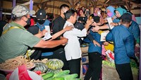 Tampak pula antusiasme masyarakat Kabupaten Buton saat menyambut kedatangan Kepala Negara di pasar tersebut.