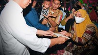 Jokowi juga meninjau penyaluran bantuan dari pemerintah kepada masyarakat penerima manfaat antara lain Bantuan Subsidi Upah (BSU), Bantuan Langsung Tunai (BLT) di Kantor Pos Baubau, Kota Baubau.