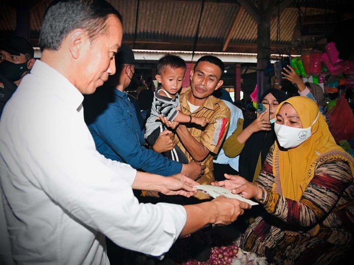 Presiden Joko Widodo memberikan bantuan sosial kepada pedagang pasar dan kaki lima di Pasar Sabho Karya Alam, Kabupaten Buton. Para pedagang pun tampak gembira.