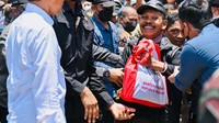 Para pedagang tampak gembira mendapat bantuan dari Jokowi.