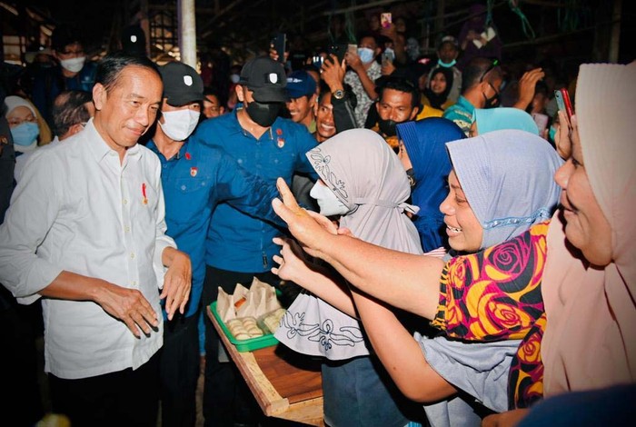 Presiden Joko Widodo memberikan bantuan sosial kepada pedagang pasar dan kaki lima di Pasar Sabho Karya Alam, Kabupaten Buton. Para pedagang pun tampak gembira.