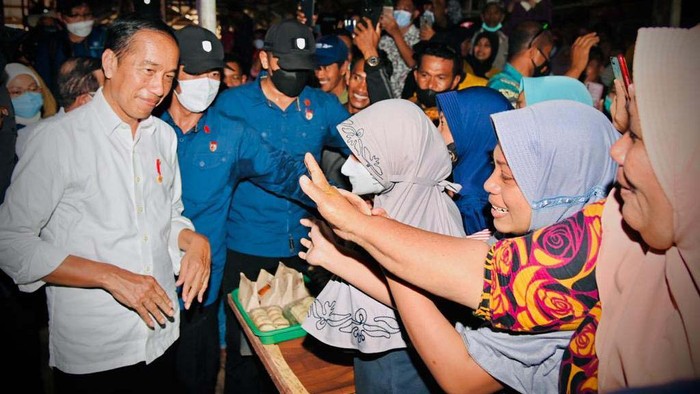 Senyum Semringah Pedagang Pasar di Buton Dapat BLT dari Jokowi Presiden Joko Widodo memberikan bantuan sosial kepada pedagang pasar dan kaki lima di Pasar Sabho Karya Alam, Kabupaten Buton. Para pedagang pun tampak gembira.