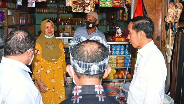 Senyum Semringah Pedagang Pasar di Buton Dapat BLT dari Jokowi Presiden Joko Widodo memberikan bantuan sosial kepada pedagang pasar dan kaki lima di Pasar Sabho Karya Alam, Kabupaten Buton. Para pedagang pun tampak gembira.