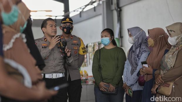 SIM Cak Bhabin khusus emak-emak di Pasar Baru Gunung Anyar Surabaya