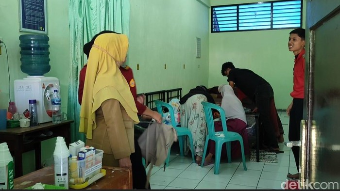 Siswa SMKN 1 Magetan kesurupan tengah diobati