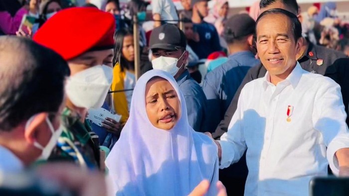 Siswi di Sultra Kejar Jokowi hingga HP Rusak (Foto: Laily Rachev - Biro Pers Sekretariat Presiden)